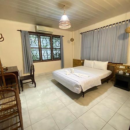Ecran Riverfront Guesthouse Kampot Extérieur photo