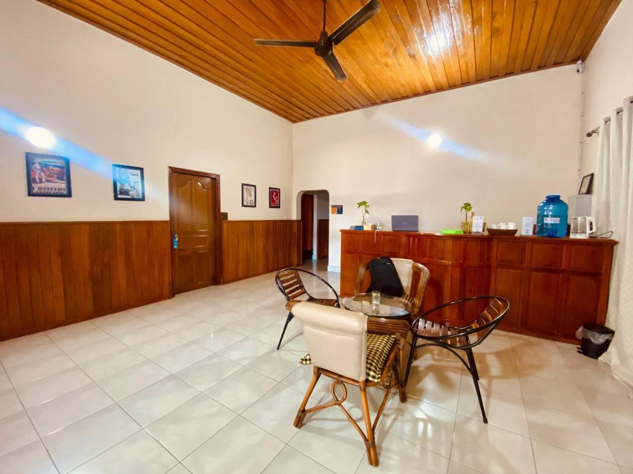 Ecran Riverfront Guesthouse Kampot Extérieur photo