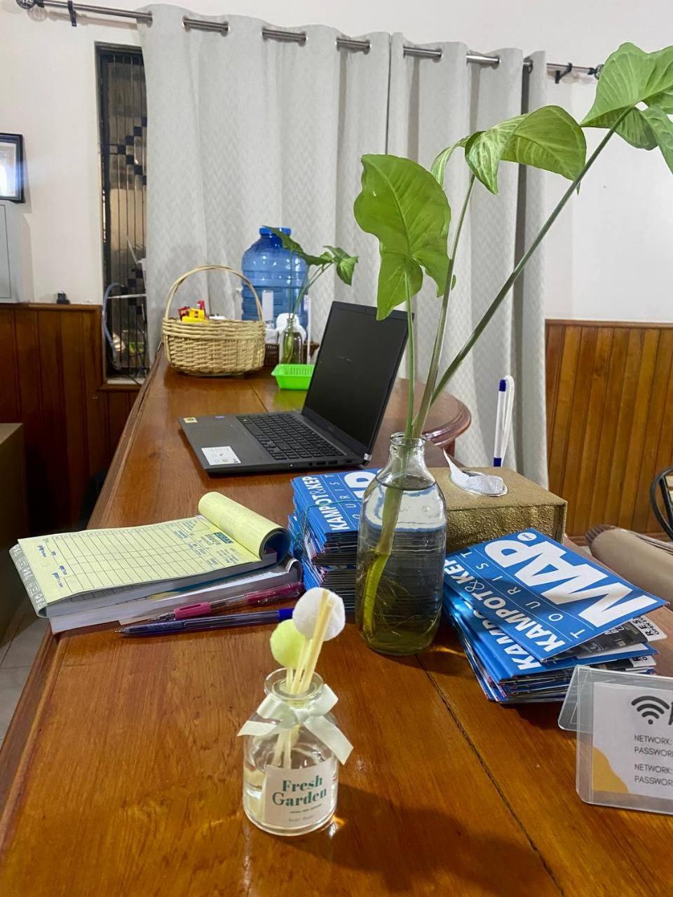 Ecran Riverfront Guesthouse Kampot Extérieur photo